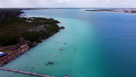 vista aérea de la laguna de bacalar con gente en un muelle