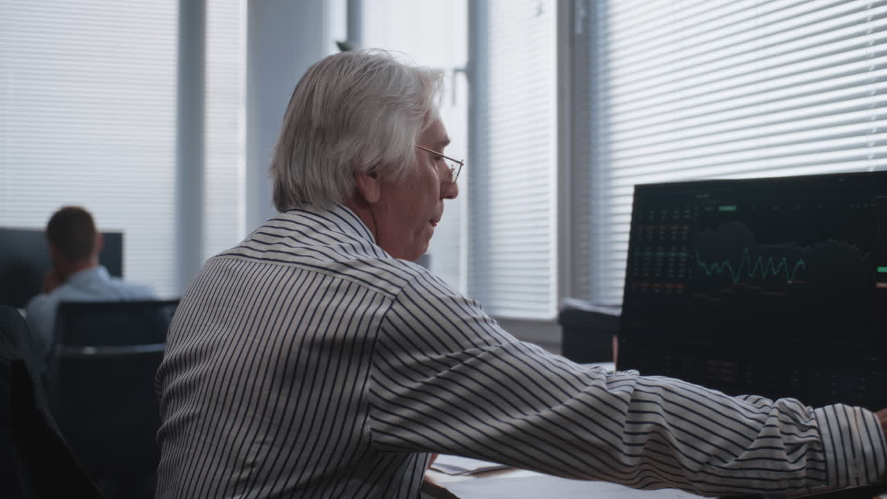 사무실에서 전화하는 고위 사업가