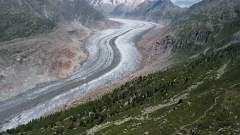 4K-Luftdrohnenvideo-Des-Erstaunlichen-Aletschgletschers-In-Den-Schweizer-Alpen-Mit-Blauem-Himmel-Und-Sonnigem-Wetter