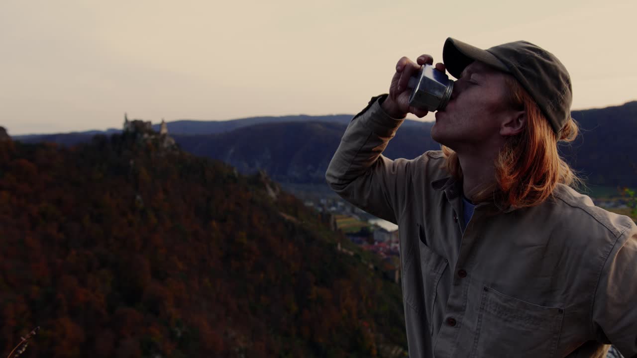 장관을 이루는 풍경을 바라보며 커피 포트에서 마시는 사람, 보겔베르그