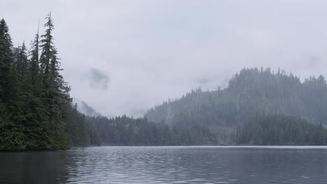 Un-Lago-De-Montaña-Brumoso-Por-La-Mañana