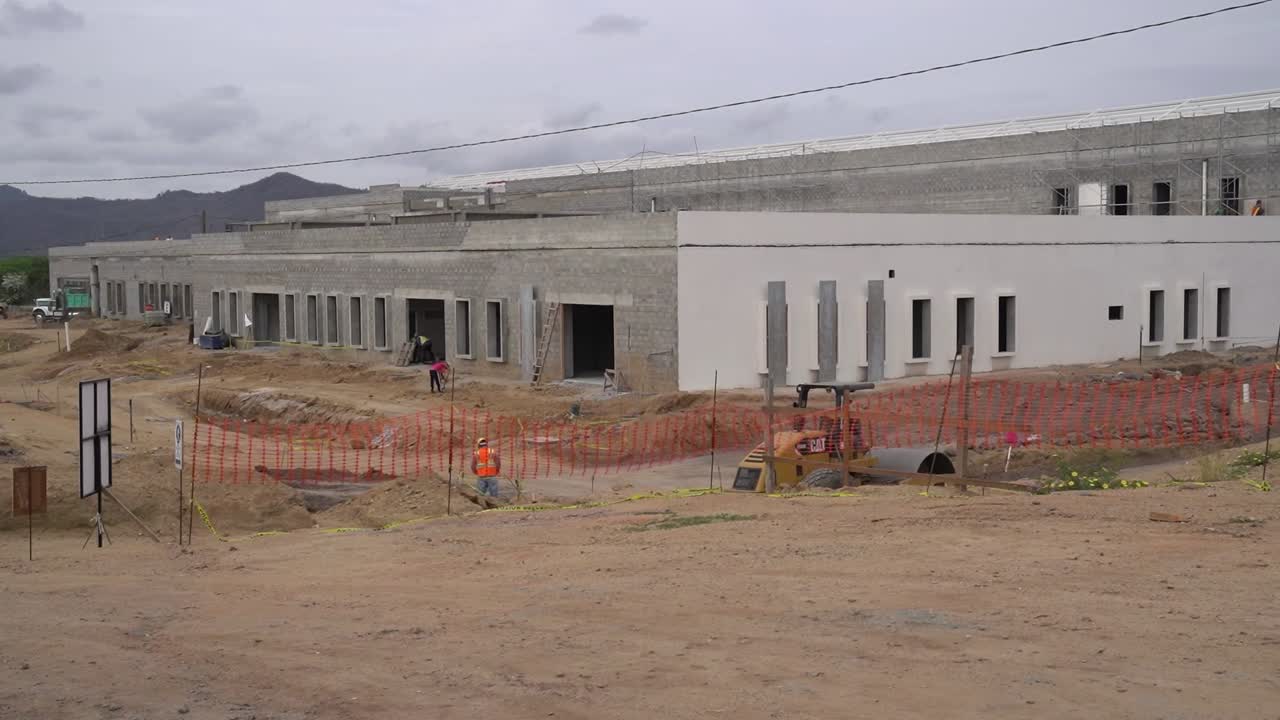 personas que trabajan en una construcción de obra negra