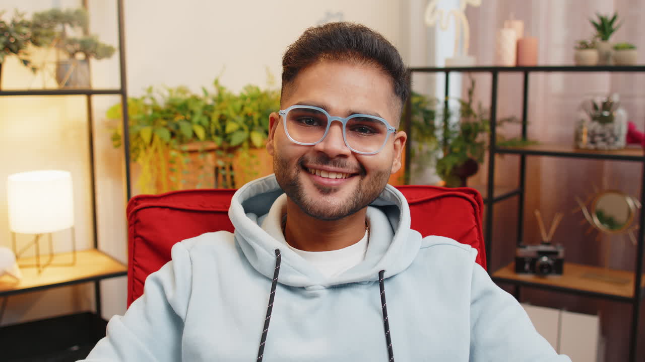 Uomo indiano felice sorridente amichevole espressione felice sentirsi soddisfatto concetto buone notizie festeggiare la vittoria