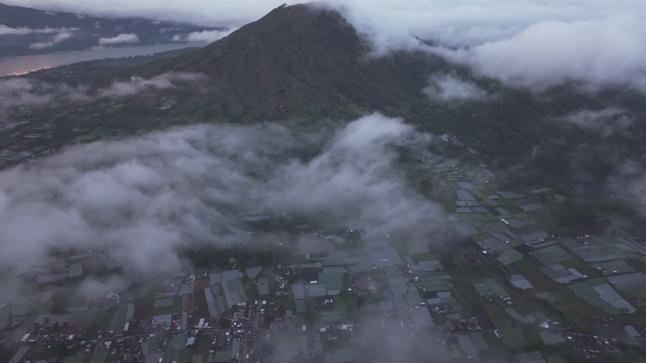 Bình minh trên núi lửa Batur, hồ và ruộng đồng dưới những đám mây, Indonesia