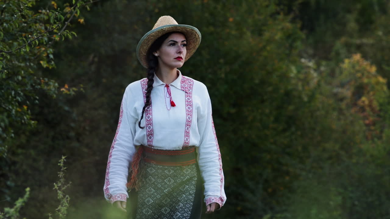 루마니아 소녀는 자연에서 산책 1