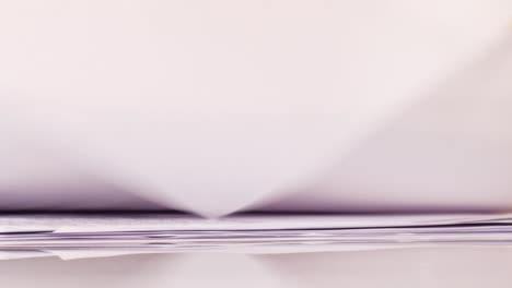 las manos de la presentadora en primer plano mientras hojea sus notas en el escritorio de noticias.