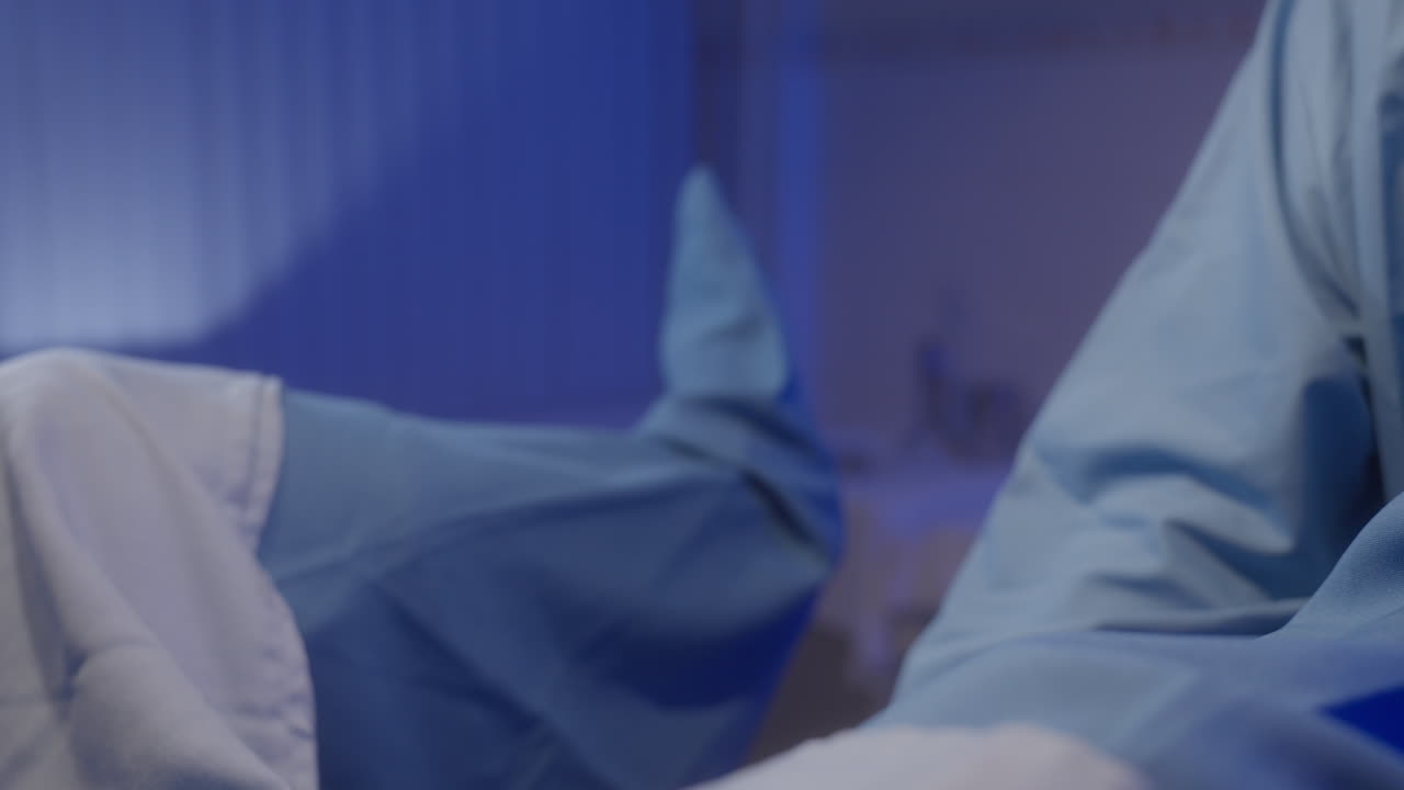 asistente entrega las tijeras de mayo al cirujano durante la operación quirúrgica