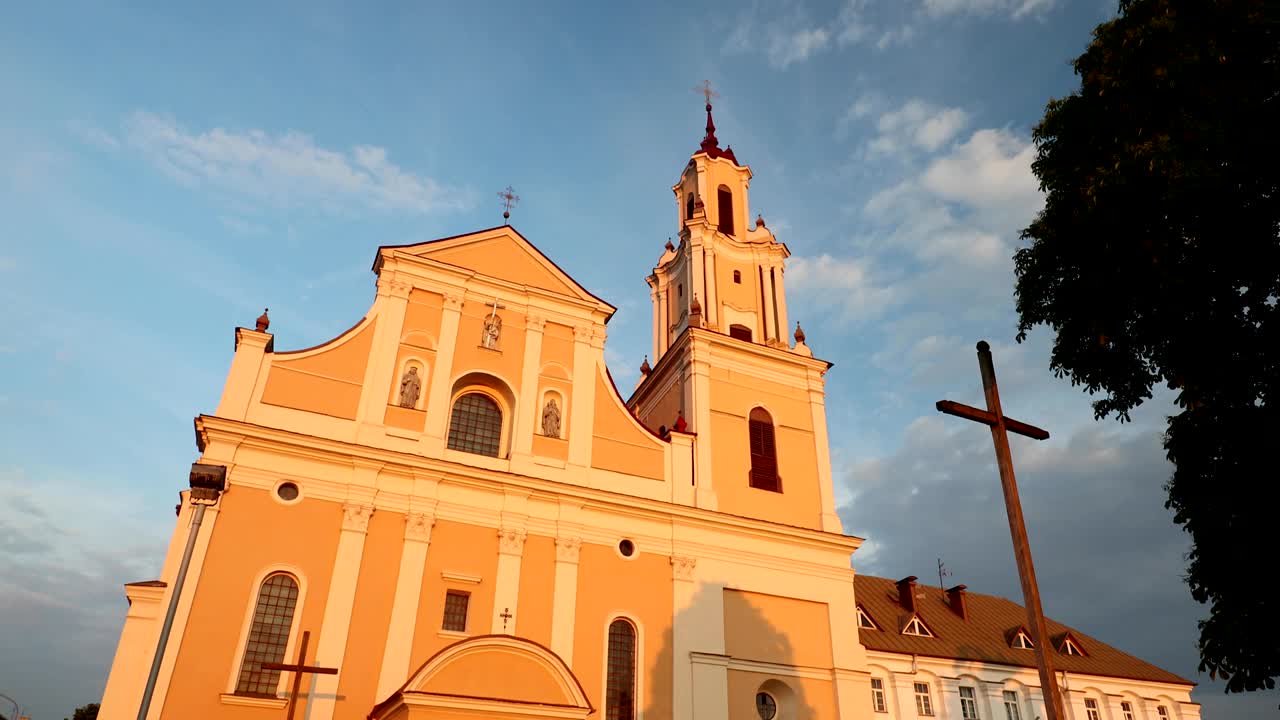 grodno, bielorrusia. vista del monasterio bernardino por la noche. panorama