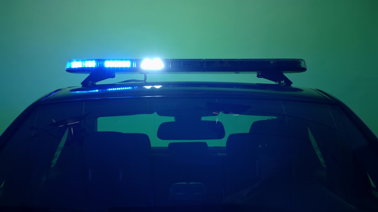 luces de coche de la policía, rojo, azul y blanco en la pantalla verde