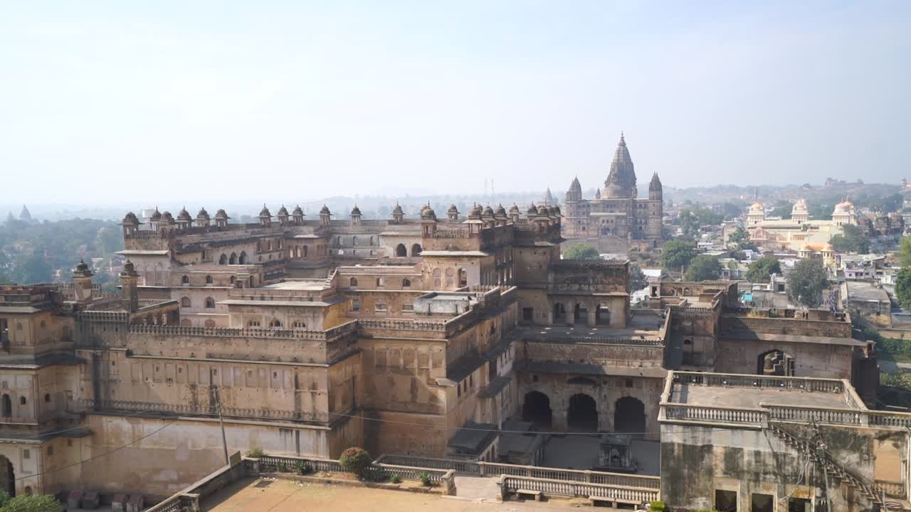 vista del antiguo jehangir mahal en el complejo de la fortaleza de orchha en orchha, madhya pradesh, india