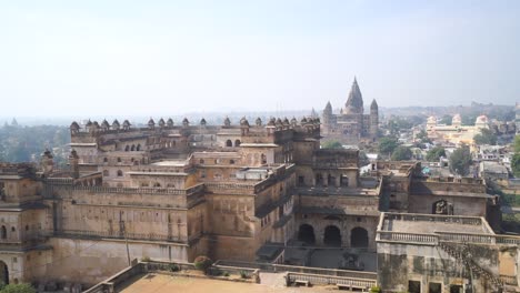 Vista-Del-Antiguo-Jehangir-Mahal-En-El-Complejo-Del-Fuerte-De-Orchha-En-Orchha,-Madhya-Pradesh,-India