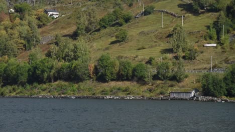 Vista-Sobre-Las-Laderas-Montañosas-De-La-Costa-Del-Bosque-De-Sognefjord-En-Noruega