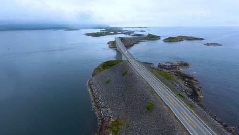 imágenes aéreas de la carretera del océano atlántico noruega