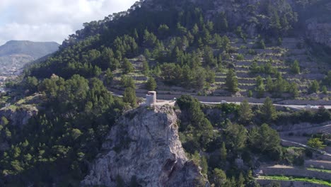 torre de verger en la ciudad turística de banyalbufar en mallorca , vista desde el aire