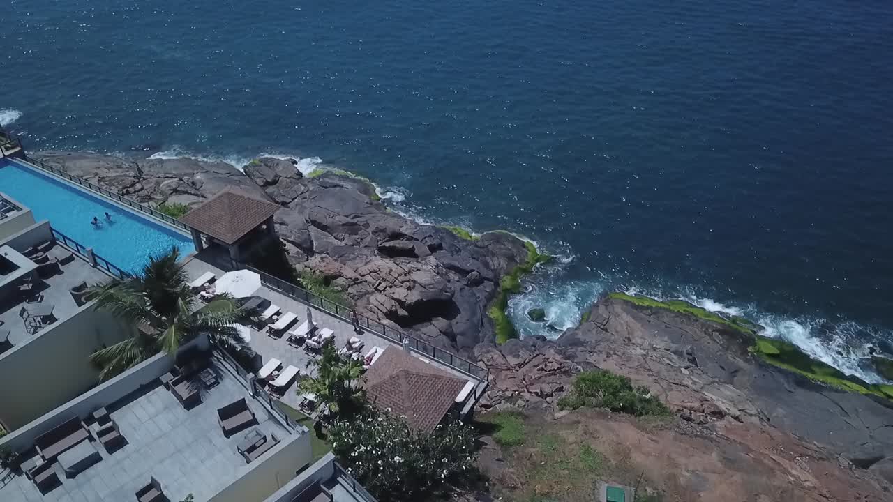 인도 케랄라 의 코발람 해변 을 따라 있는 릴라 호텔 의  ⁇  부분 - 공중 낙하