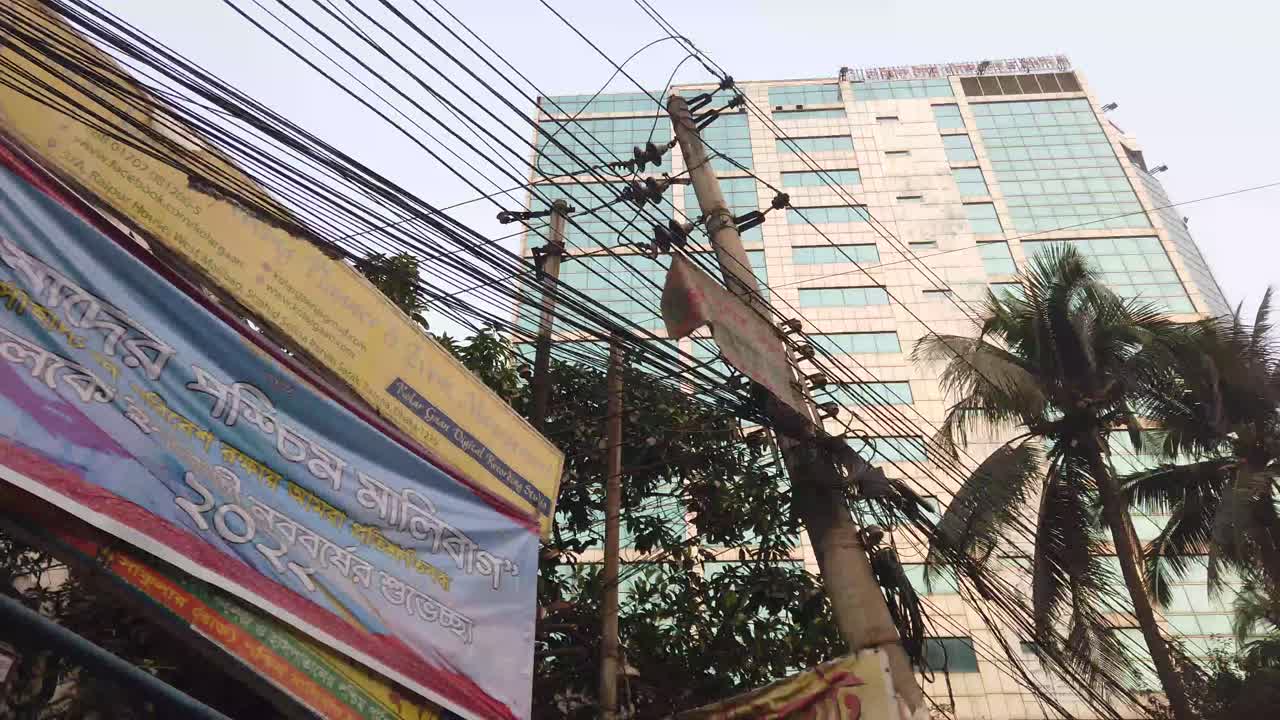 현대적 인 건물 과 유리티 기둥 을 가진 도시 풍경