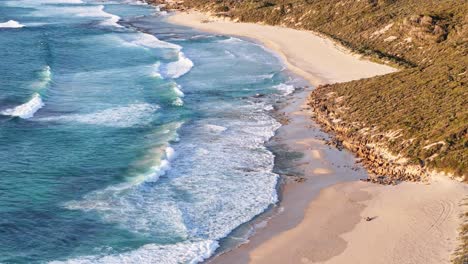 Puesta-De-Sol-A-Lo-Largo-De-La-Costa-De-Yallingup-Con-Grandes-Olas-Rompiendo-A-Lo-Largo-De-La-Costa