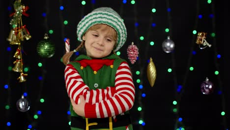 niño disperso adolescente con disfraz de elfo santa ayudante emociones negativas, molesto en la víspera de navidad
