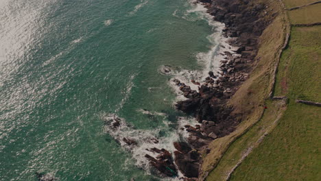acantilados costeros y olas