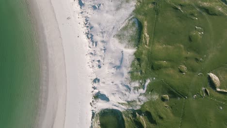 Weißer-Sand-Mit-Dem-üppigen-Grünen-Grasland-Am-Buchtstrand-Des-Hundes-In-Roundstone,-Connemara,-Irland-An-Einem-Sonnigen-Tag