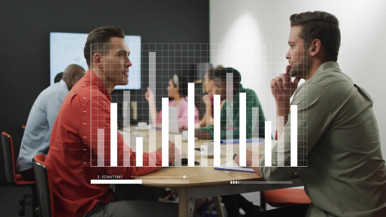 animación de diagramas sobre diversos colegas discutiendo el trabajo