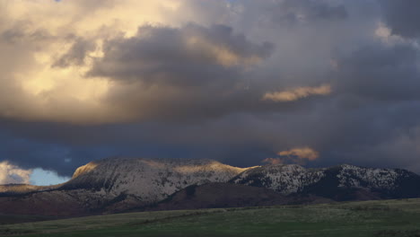 Nubes-Turbias-Pasando-Sobre-Montañas-Al-Atardecer.-Lapso-De-Tiempo