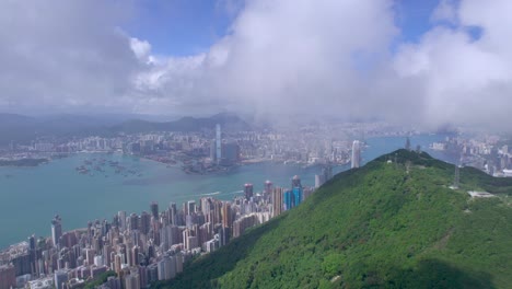 vista aérea épica del puerto de victoria en un día despejado, con nubes gruesas y luz solar