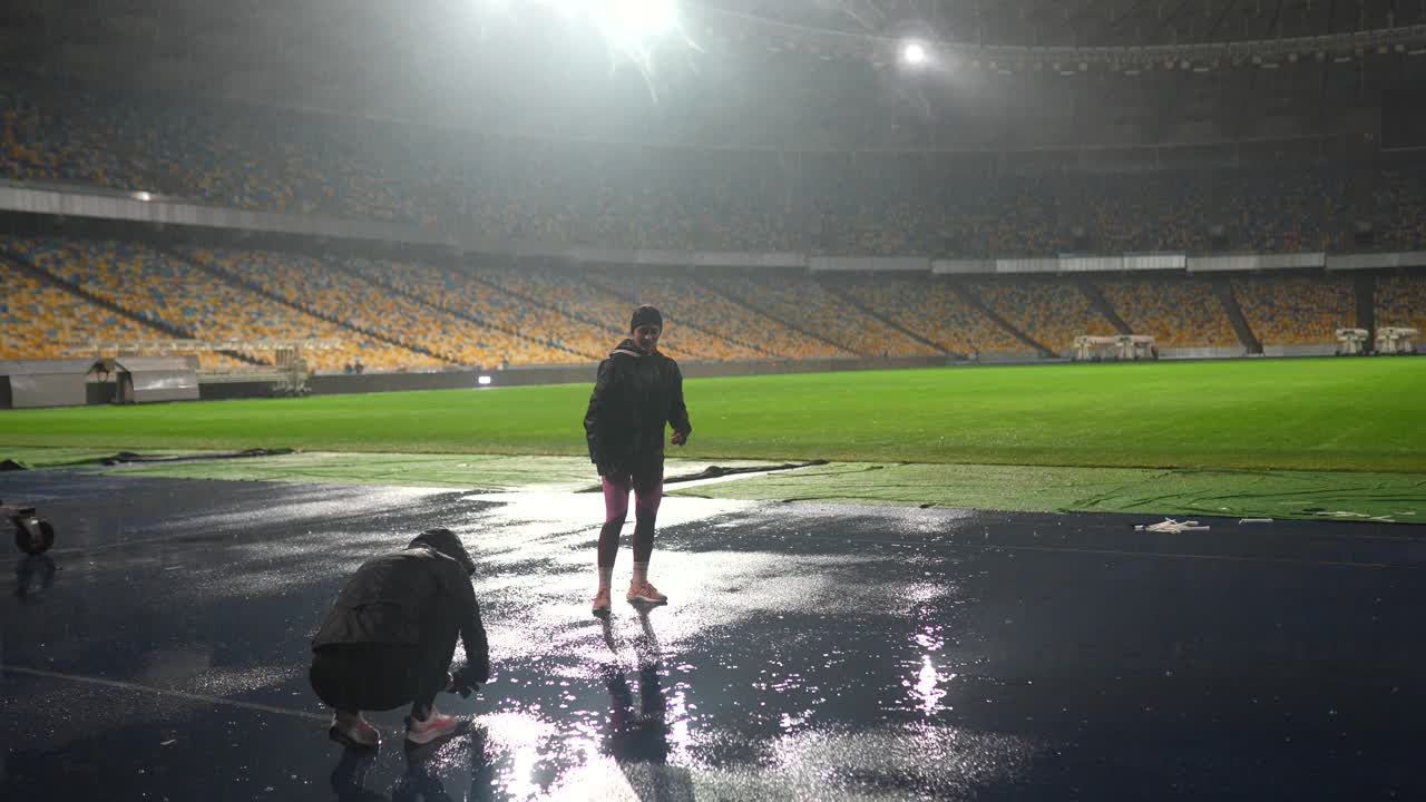 비가 오는 밤 에 경기장 유지