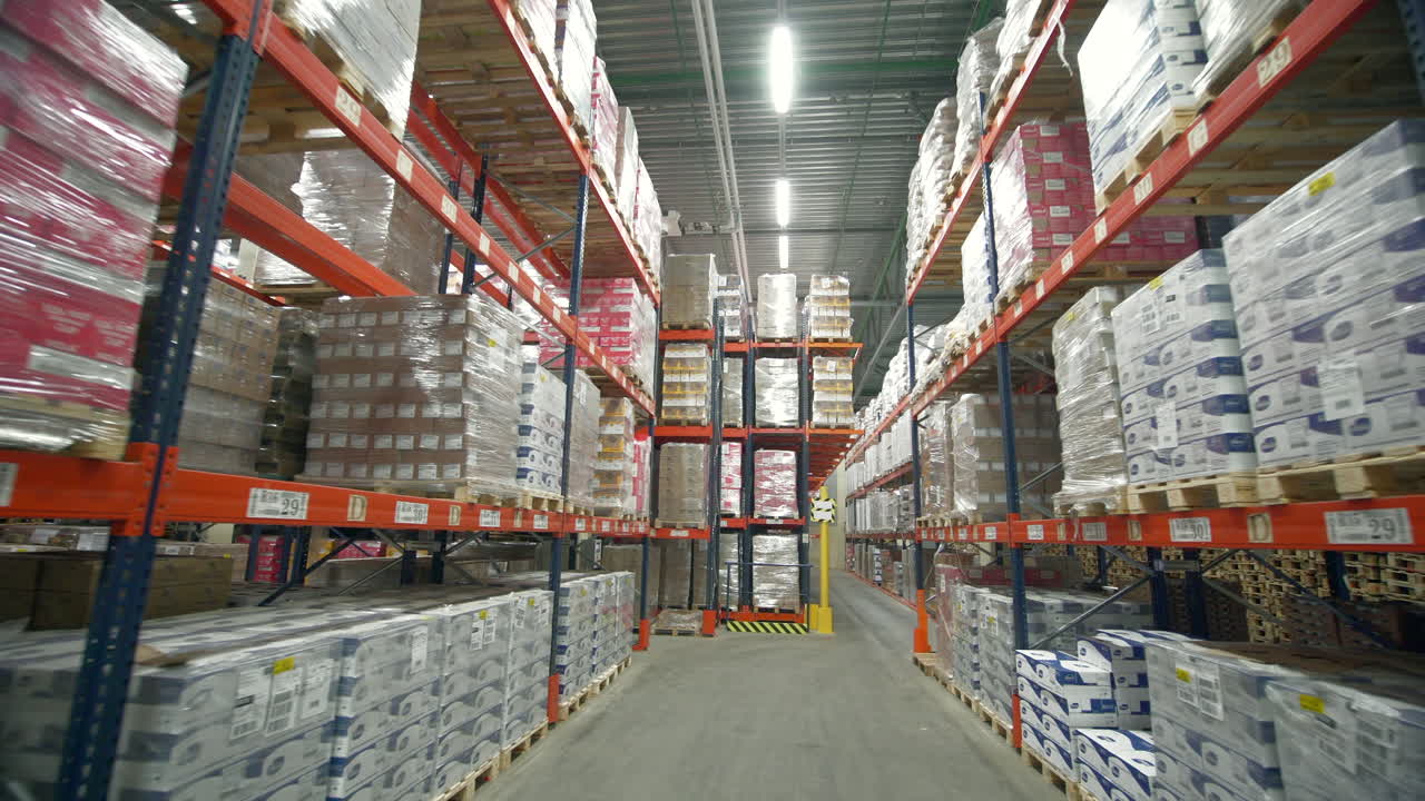 interior del almacén con paletas y cajas
