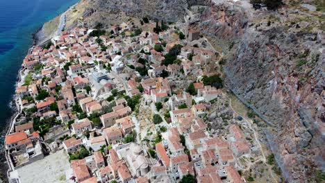 vista aérea de la aldea de monemvasia frente a la costa este del peloponeso, grecia