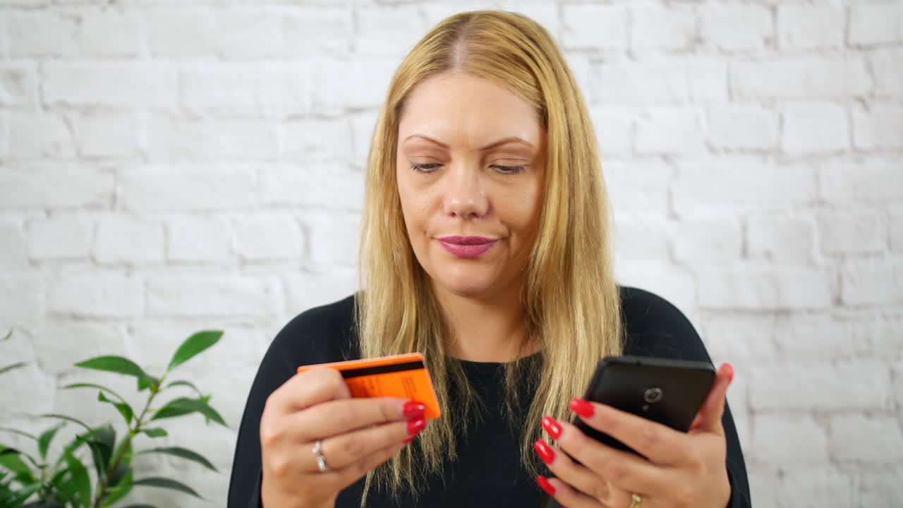 mujeres comprando en línea pagando con tarjeta de crédito navegando por internet