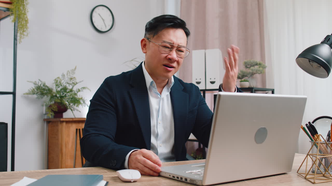 노트북으로 일하는 사업가가가 패배하고 놀랐습니다. 갑작스러운 복권 결과, 나쁜 소식, 재산 손실