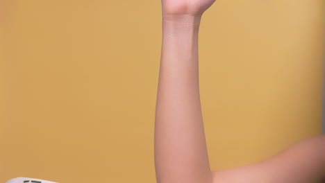cerrar la textura de los cosméticos pincel en la mano