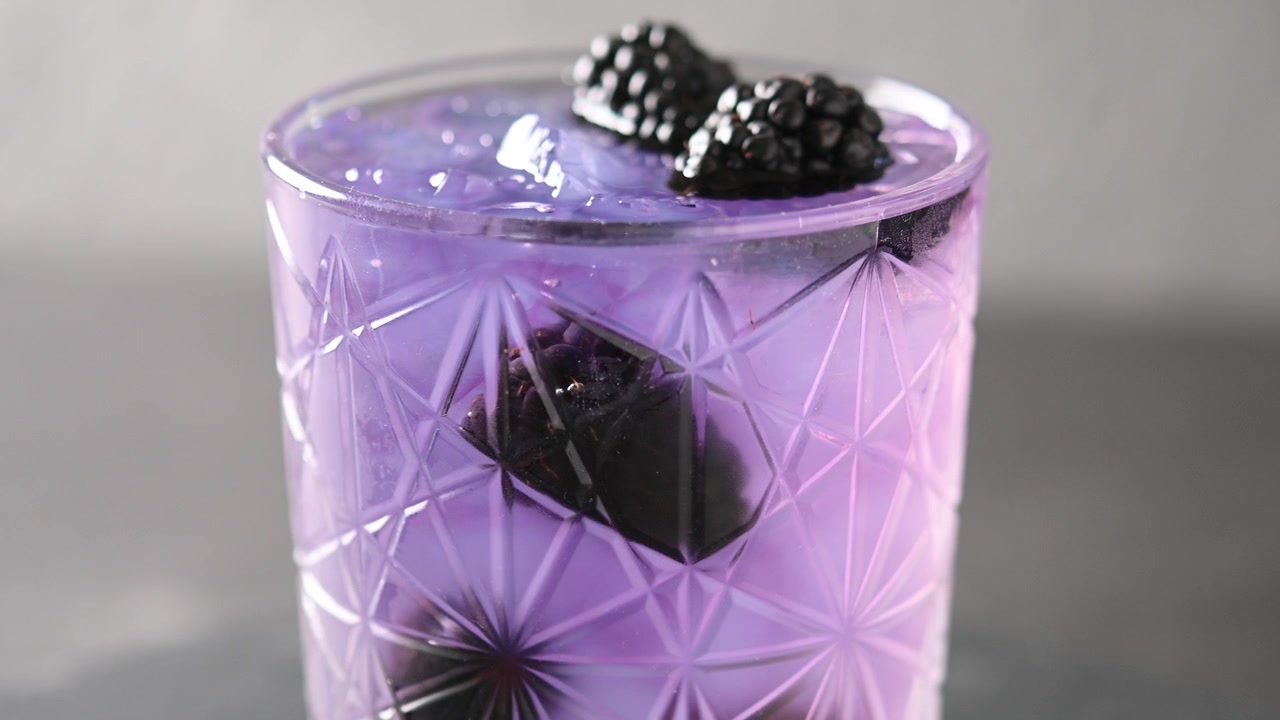 Bramble-cocktail med bjørnebær og knust is.