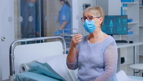 anciana jubilada con una máscara en el médico