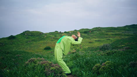 Artista-Elegante-Bailando-La-Naturaleza.-Mujer-Africana,-Actuación,-En,-Pradera,-Vertical