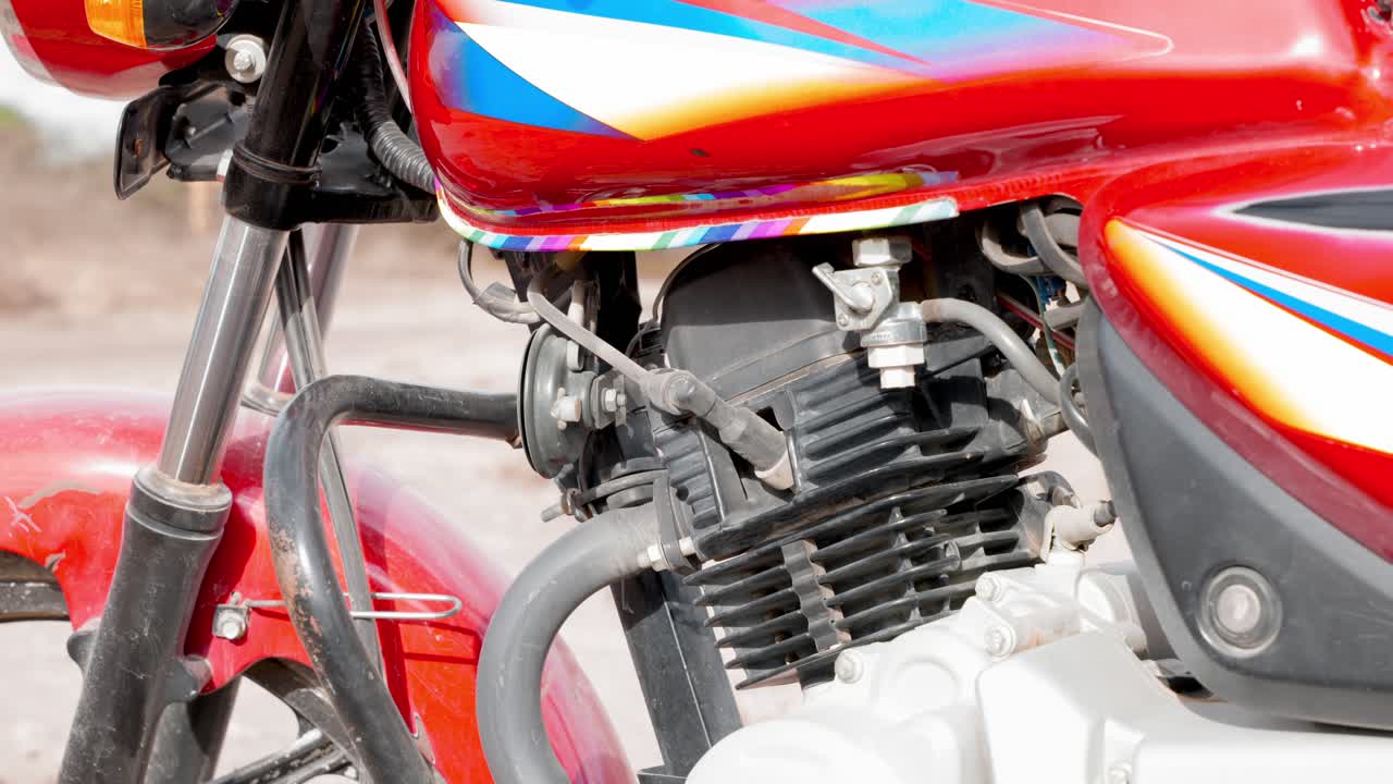 vista lateral de primer plano del motor refrigerado por aire de una motocicleta bajaj importada a áfrica
