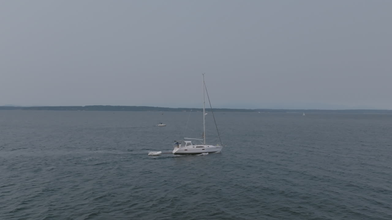 워싱턴주 시애틀 외곽의 차가운 바다를 항해하는 범선의 항공 영상