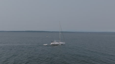 imágenes aéreas de un velero navegando por las frías aguas fuera de seattle, wa