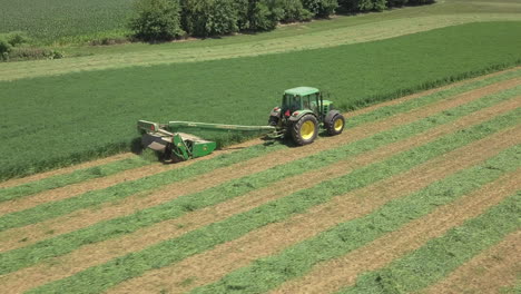 John-Deere-Traktor,-Der-Die-Felder-Pflegt