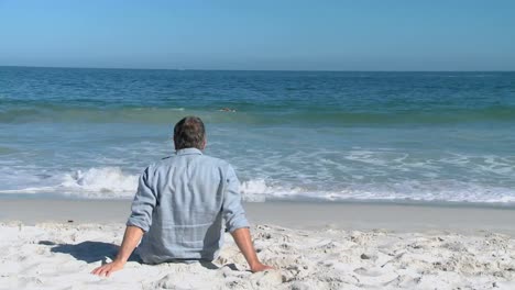 hombre anciano mirando al horizonte