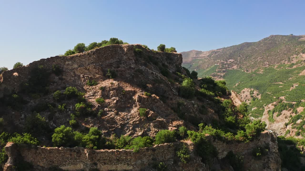 antena: antigua fortaleza turca en la cima de un acantilado rocoso en el mar mediterráneo