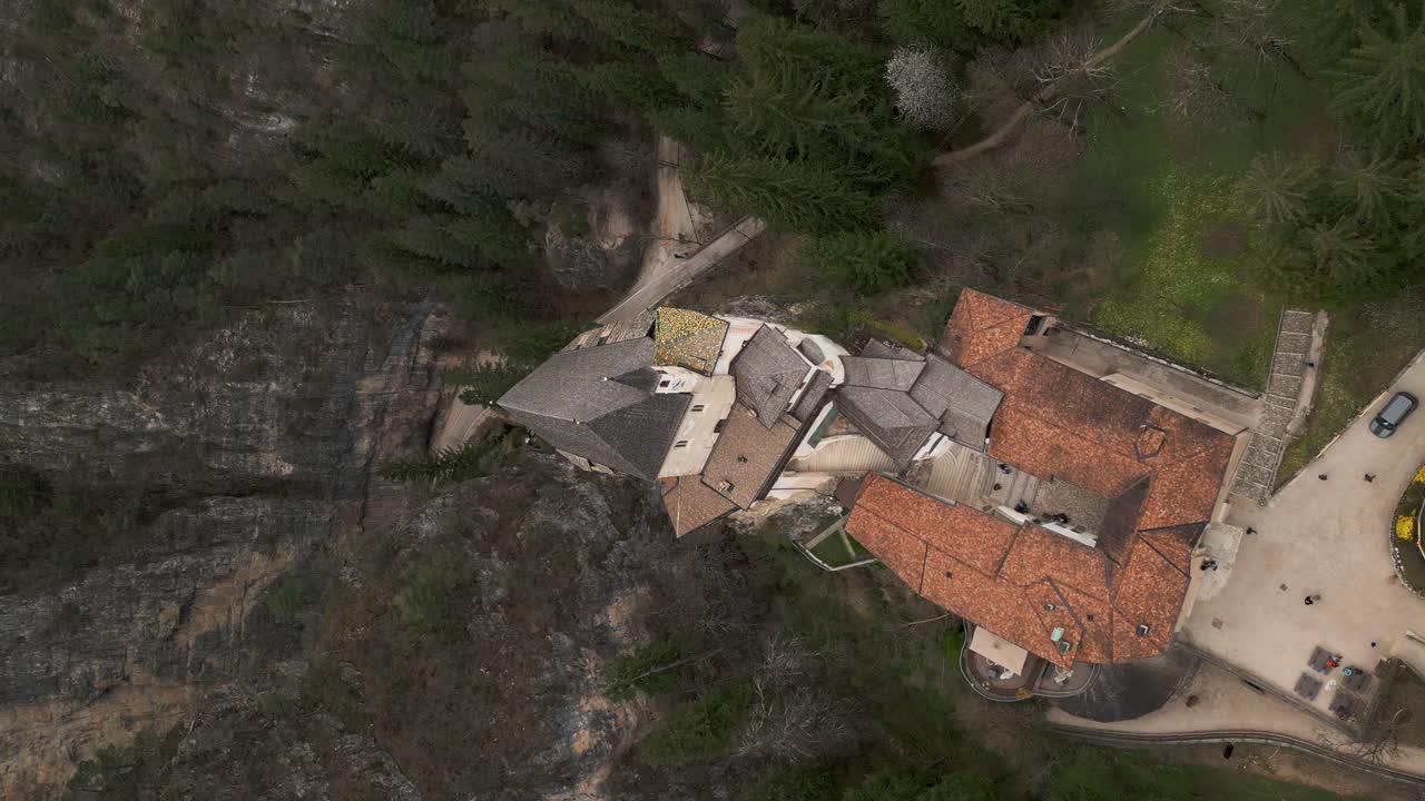 castillo santuario en un montículo rodeado de árboles