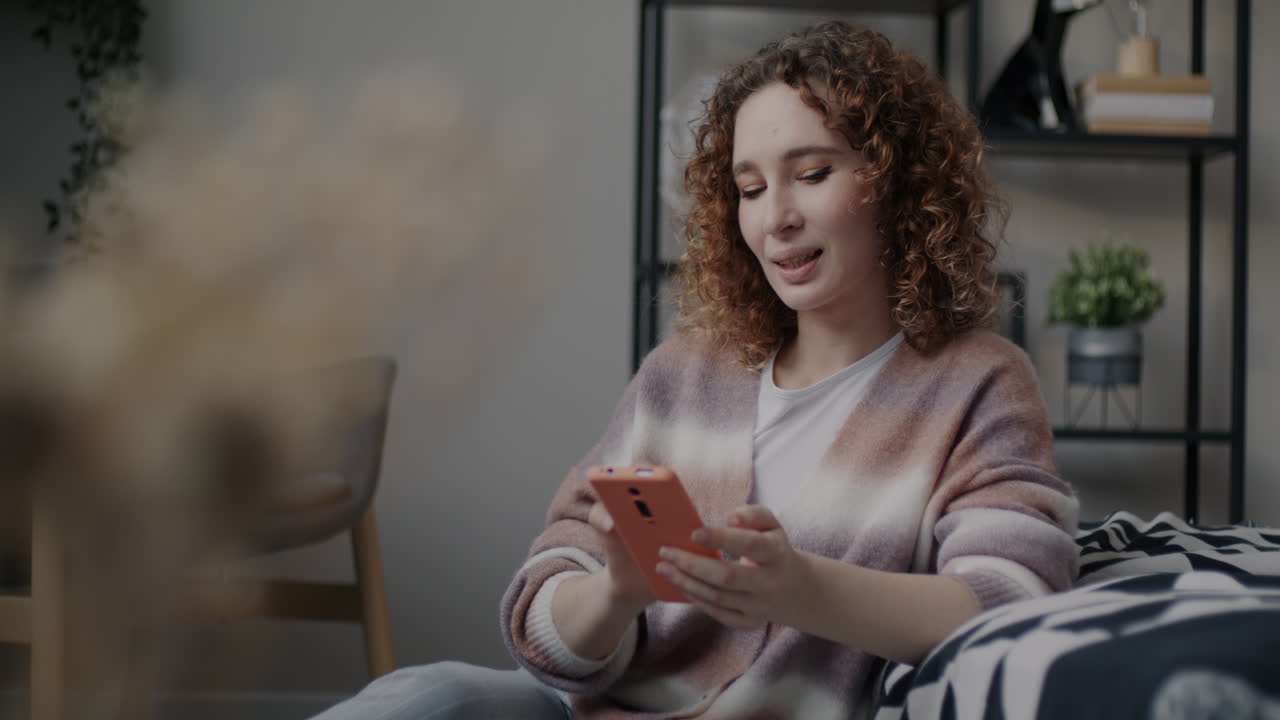mujer usando un teléfono inteligente en la sala de estar