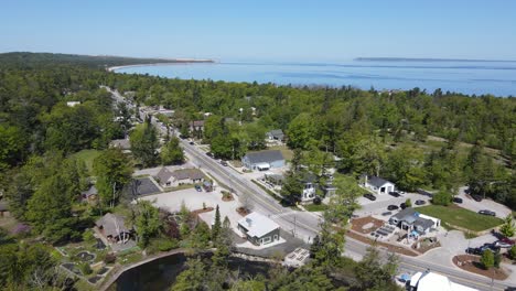 Icónico-Centro-De-Glen-Albor-En-Michigan,-Vista-Aérea-De-Drones