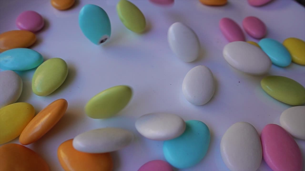 una pila de deliciosas y coloridas almendras de chocolate 02