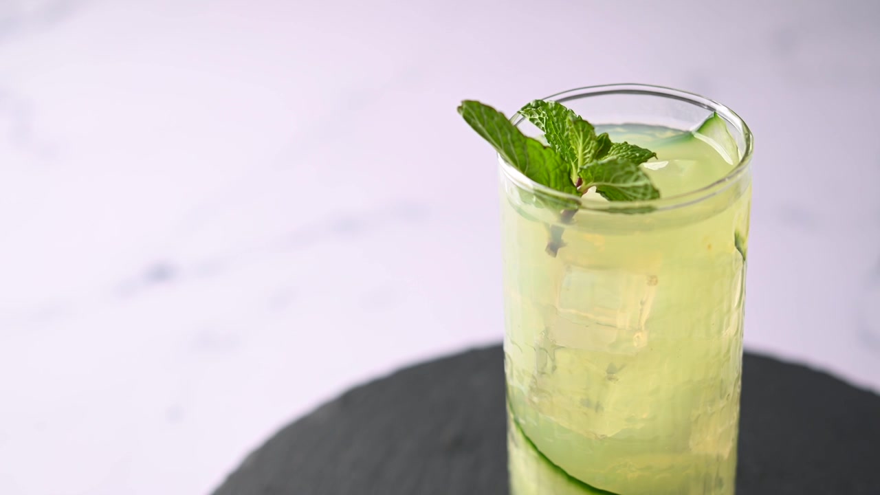 English Garden -cocktail pyörii.