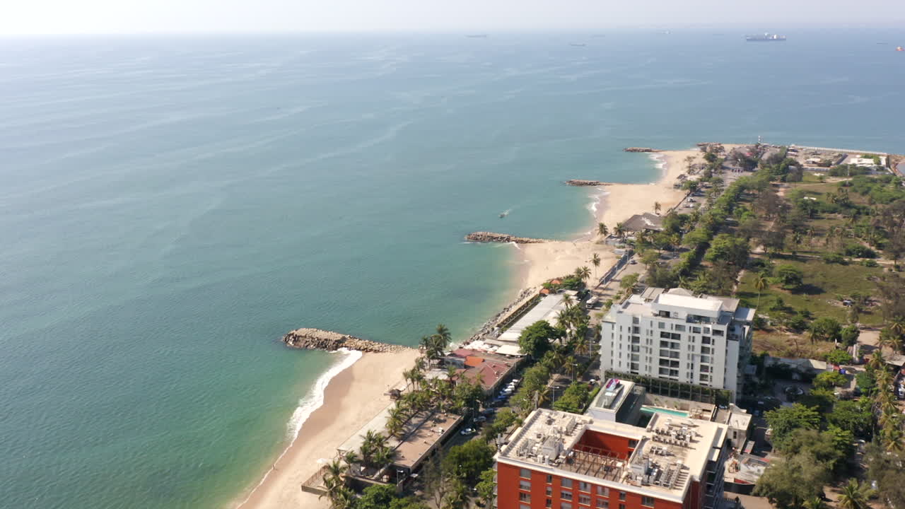 ciudad frente al mar de luanda en angola en la costa oeste de áfrica del sur.