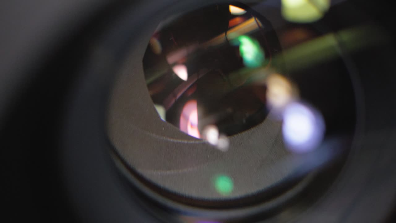 카메라 렌즈 어리 클로즈업: 촬영 중에 어리가 열리고 닫히는 모습