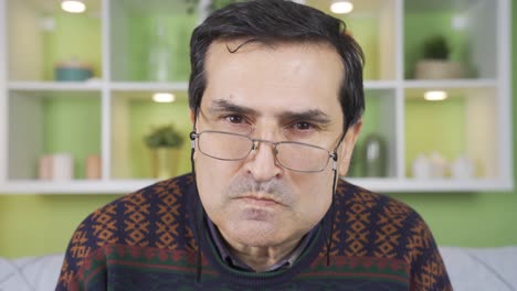 retrato de un hombre maduro enojado y agresivo.